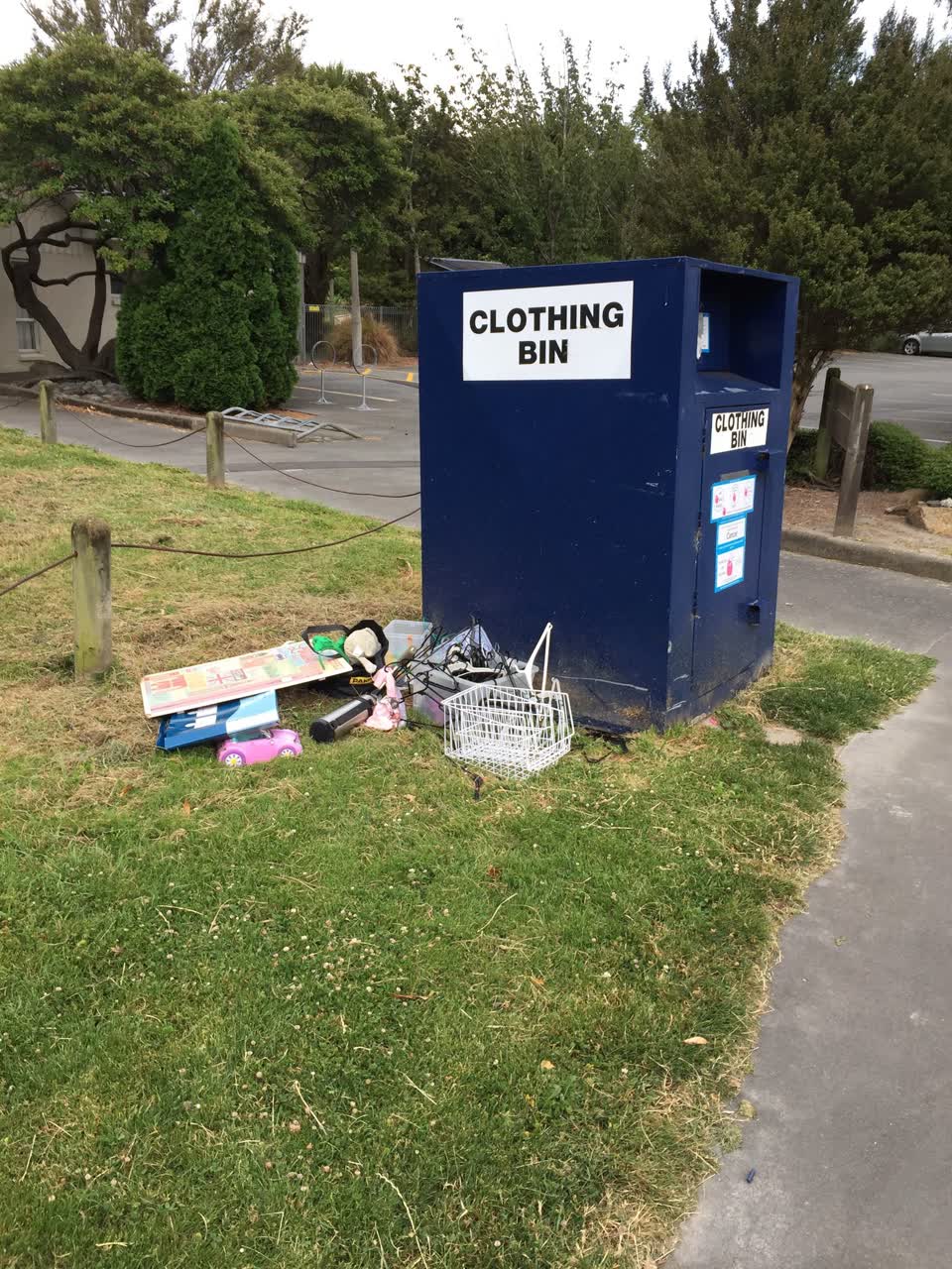 The photograph attached to this rubbish/recycling report