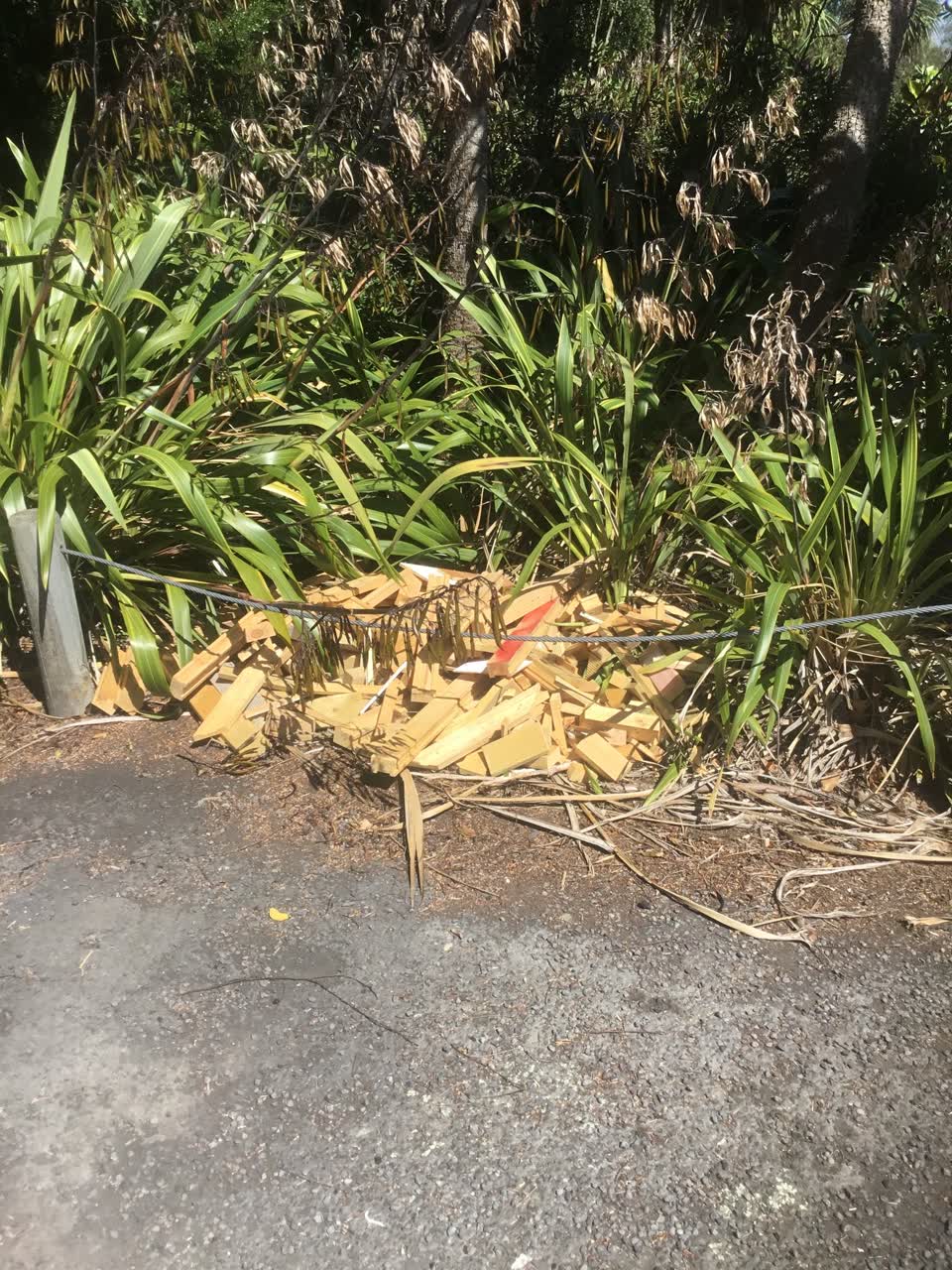 The photograph attached to this rubbish/recycling report