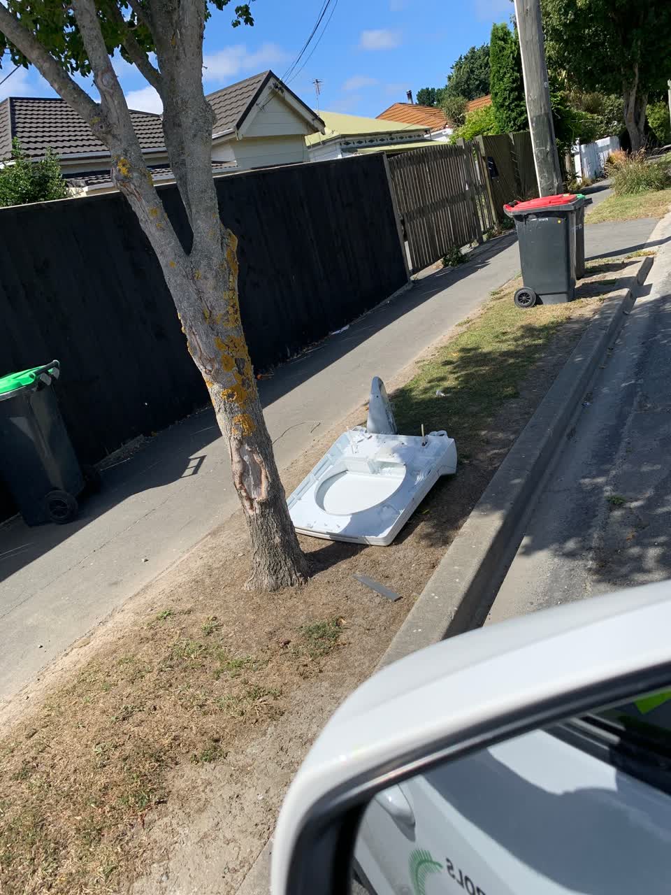 The photograph attached to this rubbish/recycling report