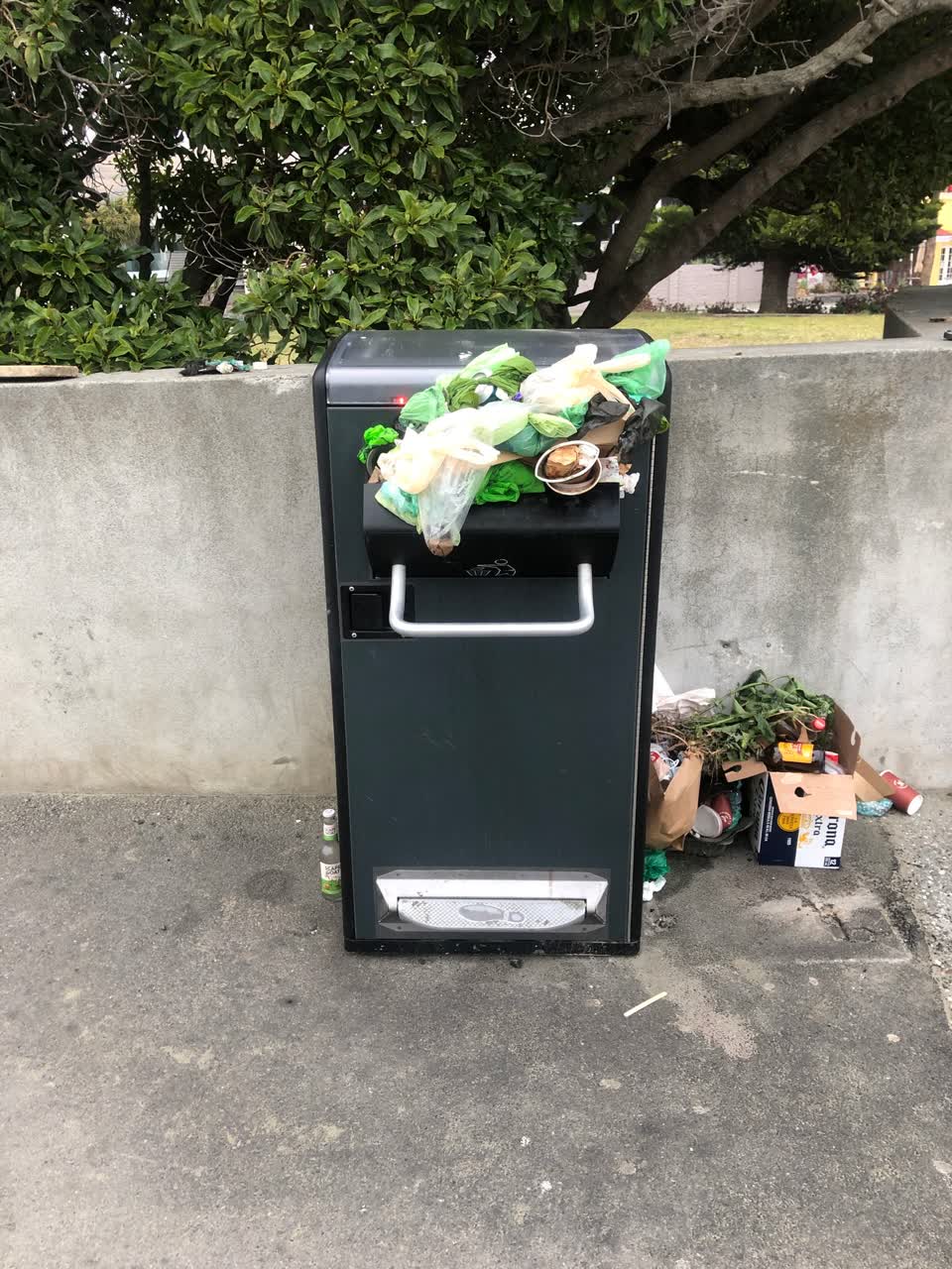 The photograph attached to this rubbish/recycling report