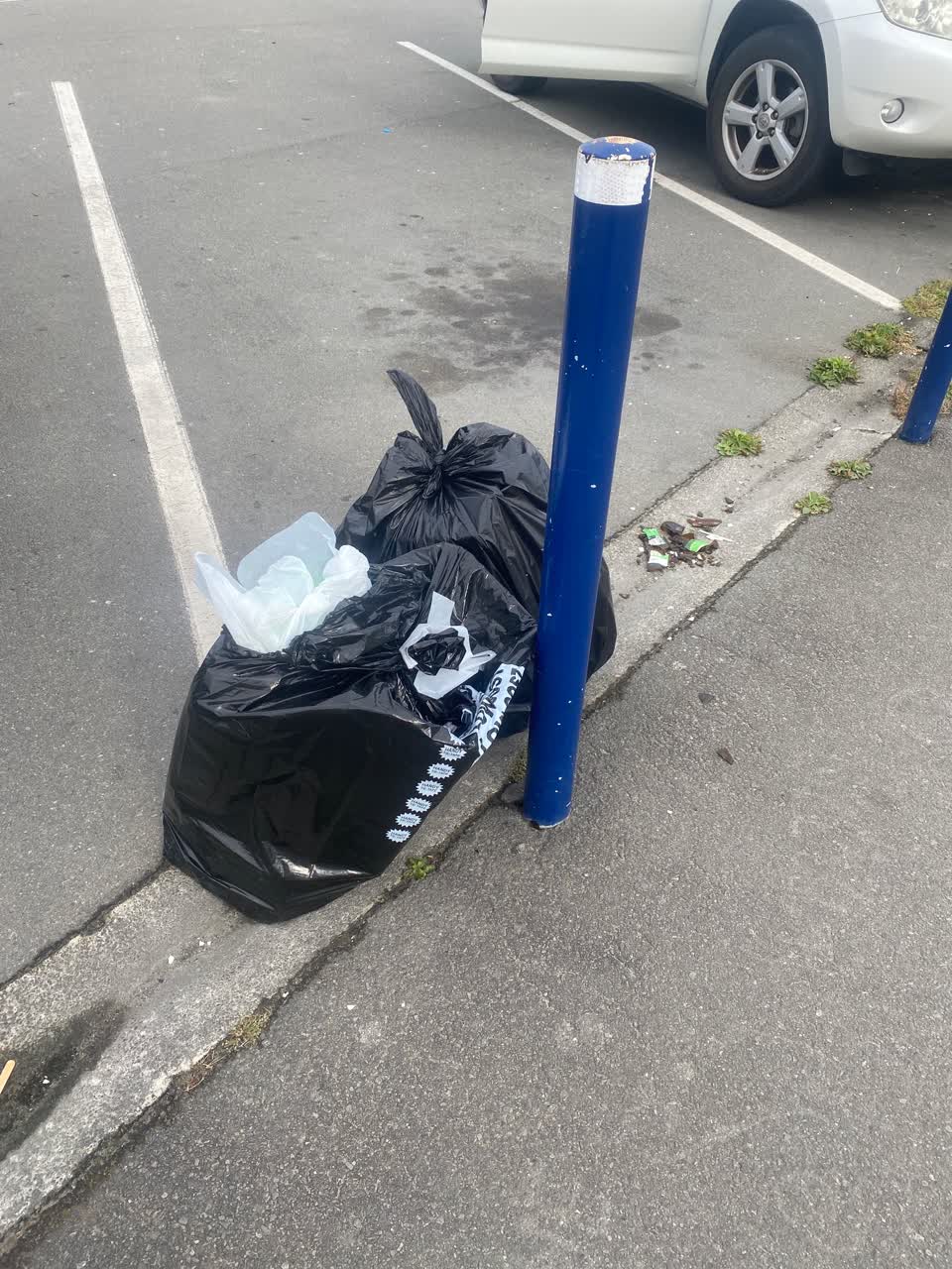 The photograph attached to this rubbish/recycling report