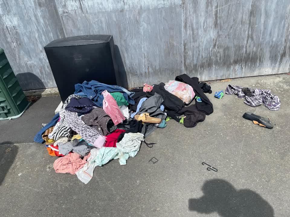 The photograph attached to this rubbish/recycling report