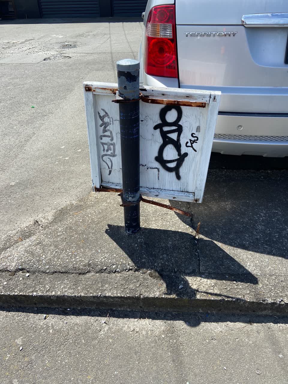 The photograph attached to this graffiti report