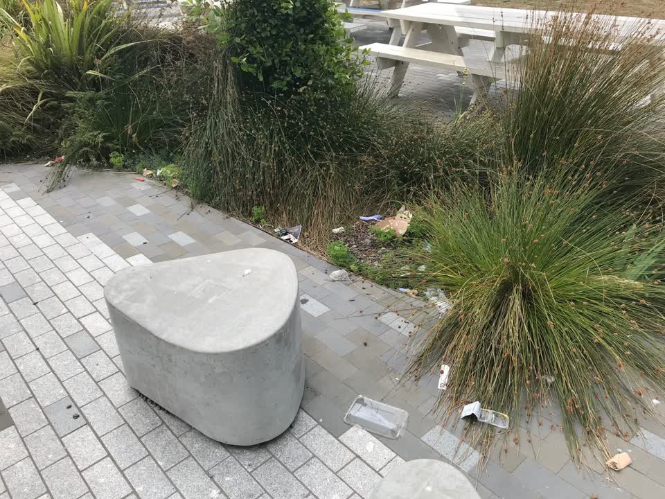 The photograph attached to this rubbish/recycling report