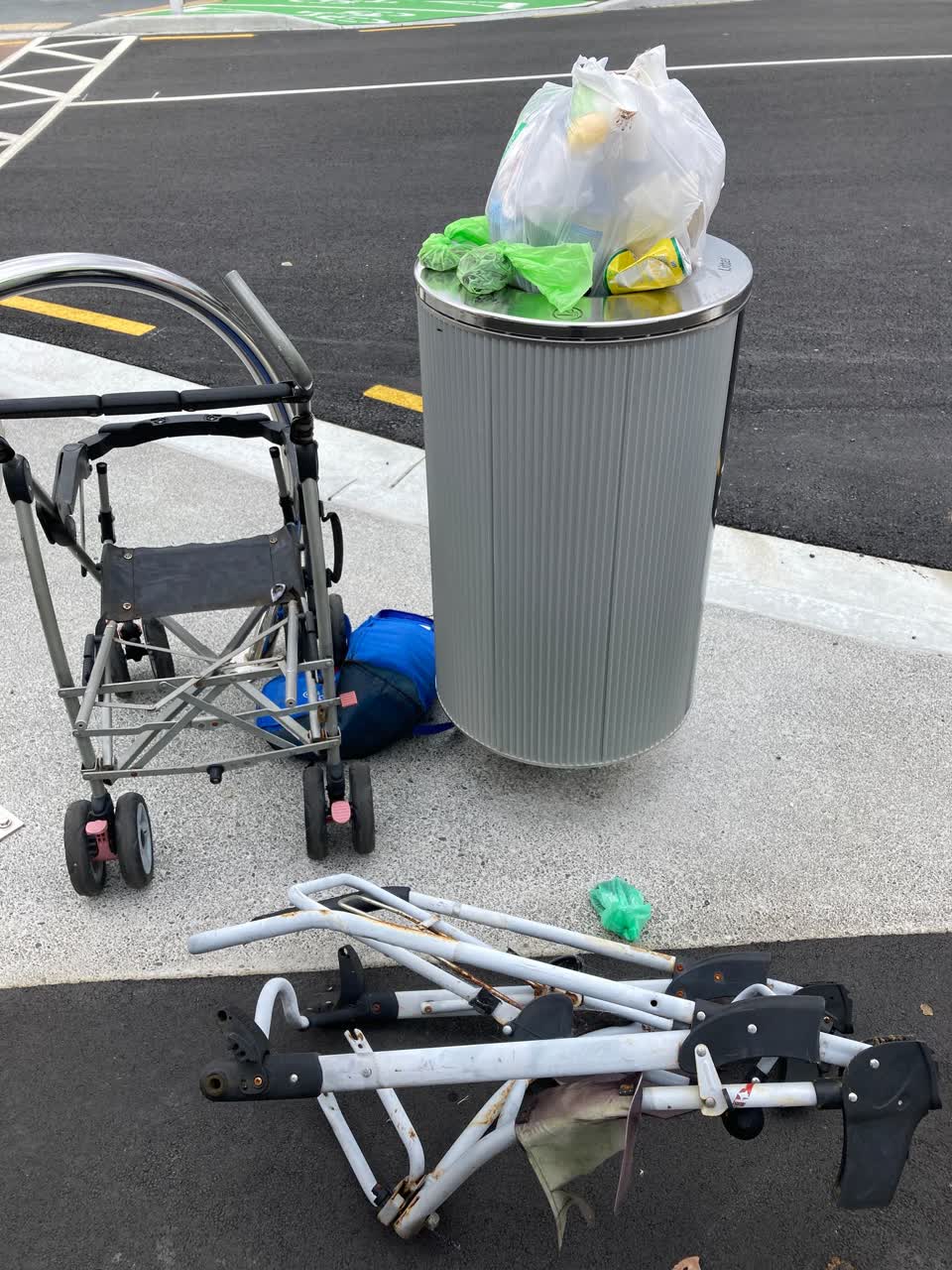 The photograph attached to this rubbish/recycling report
