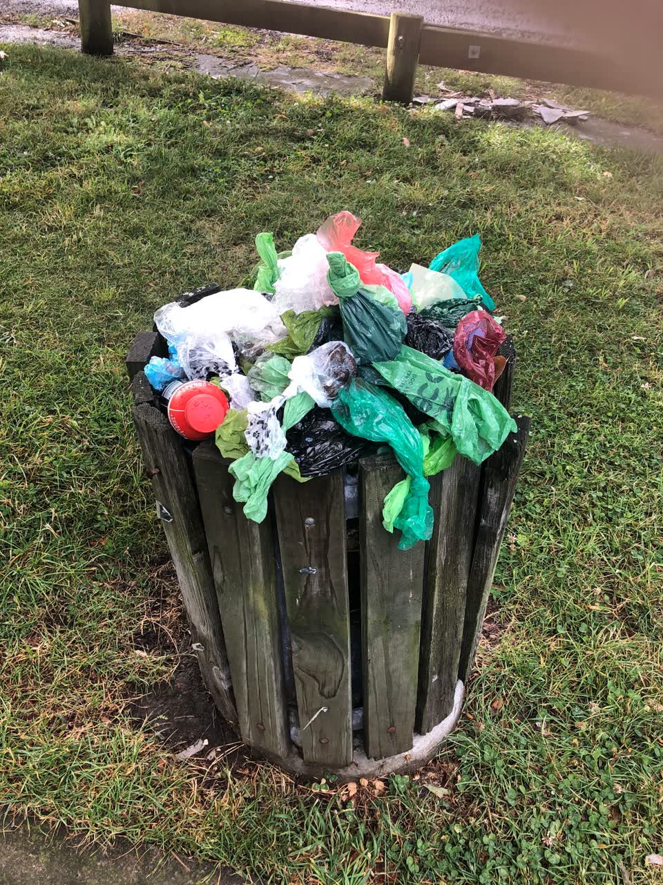 The photograph attached to this rubbish/recycling report