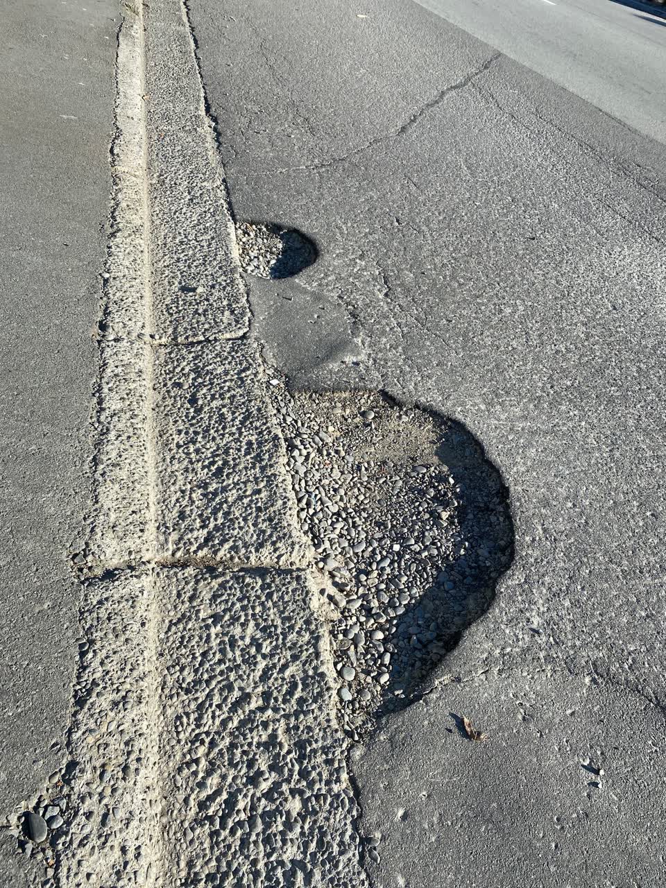 The photograph attached to this roading/streets report