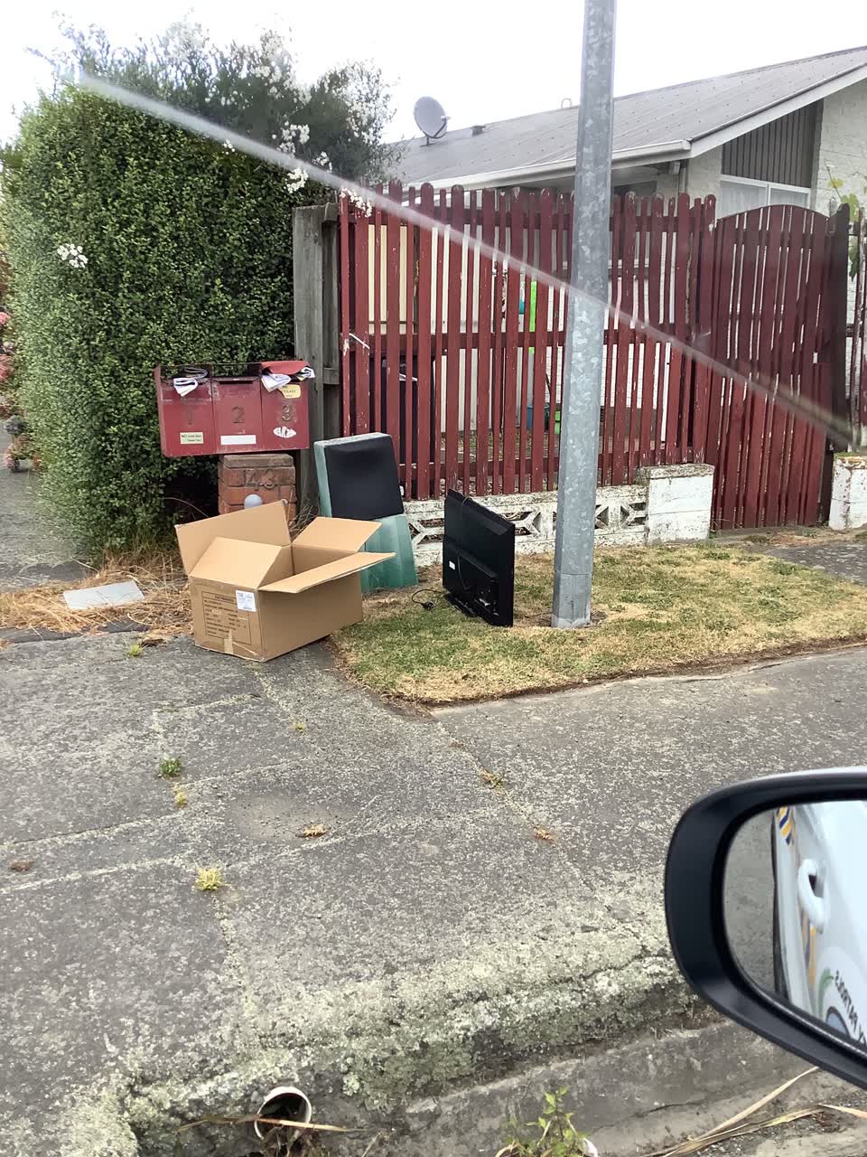 The photograph attached to this rubbish/recycling report