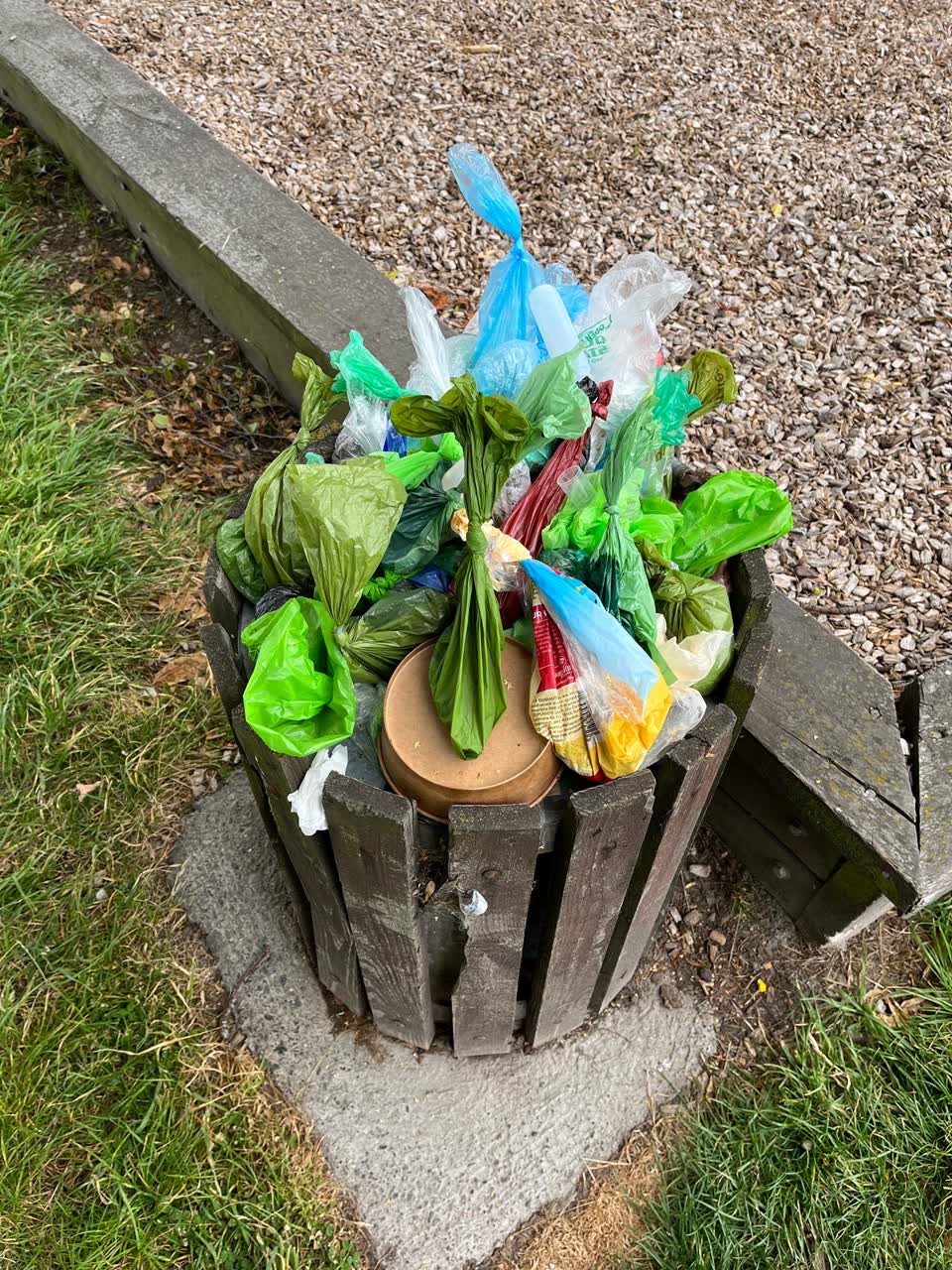 The photograph attached to this rubbish/recycling report
