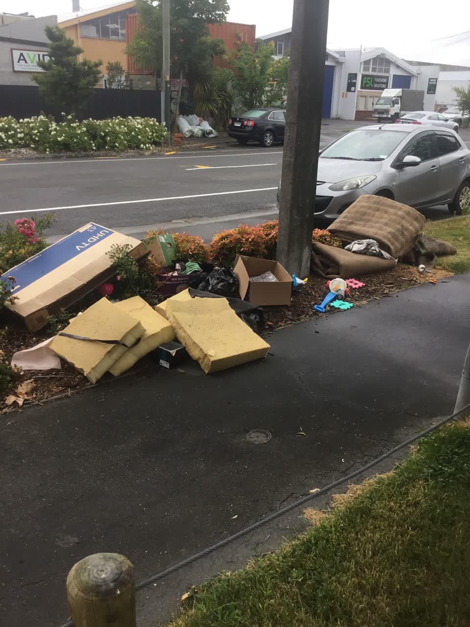 The photograph attached to this rubbish/recycling report