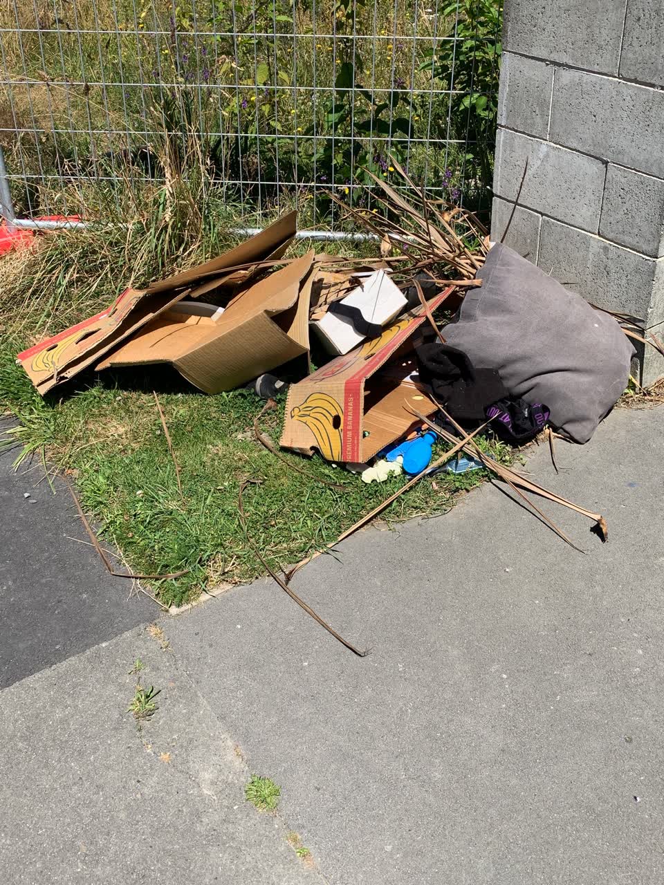 The photograph attached to this rubbish/recycling report