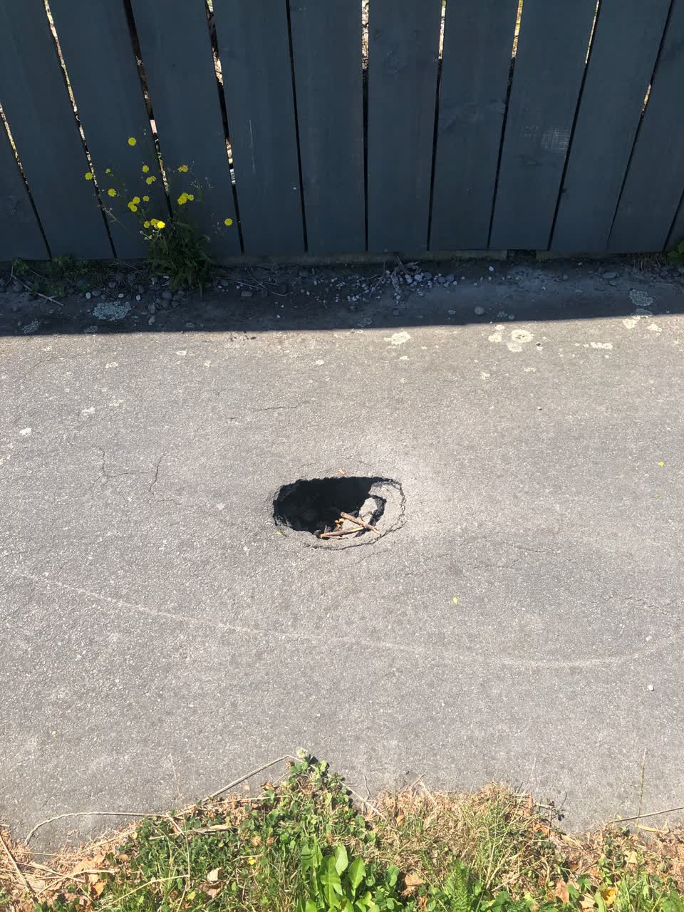 The photograph attached to this roading/streets report