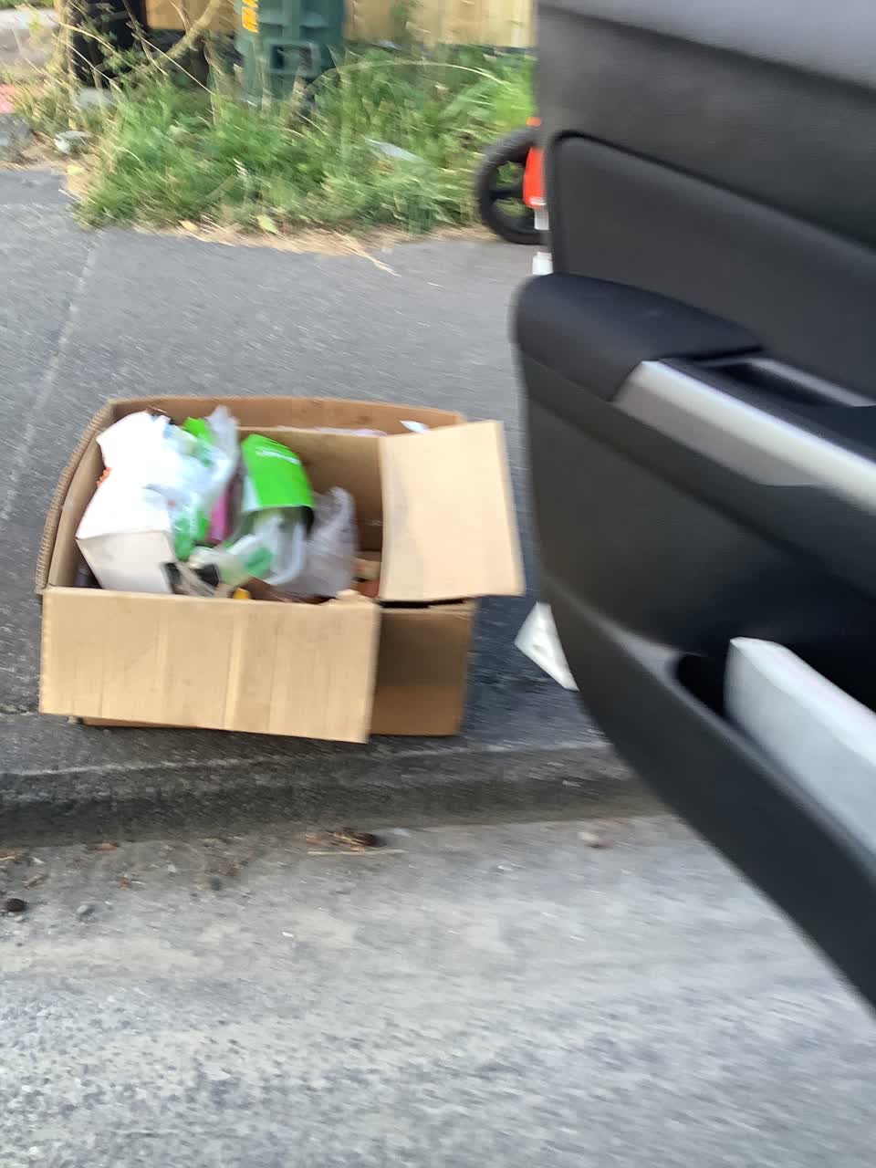 The photograph attached to this rubbish/recycling report