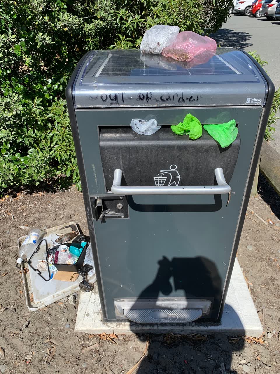 The photograph attached to this rubbish/recycling report