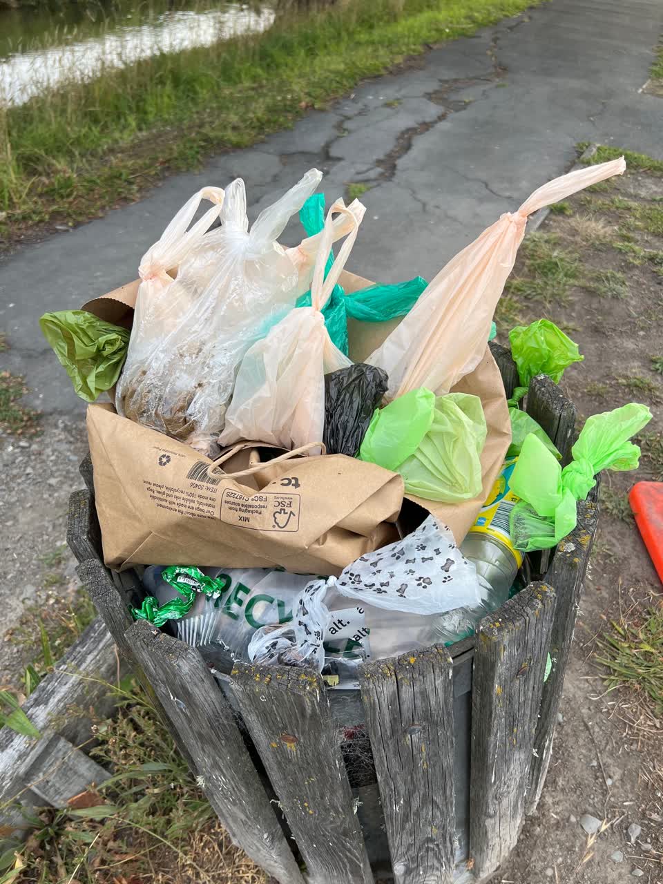 The photograph attached to this rubbish/recycling report