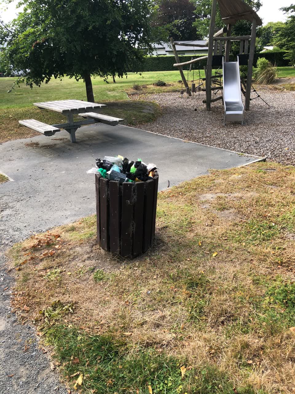 The photograph attached to this rubbish/recycling report