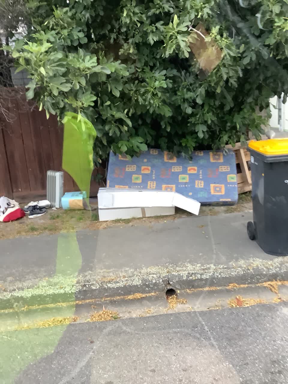 The photograph attached to this rubbish/recycling report
