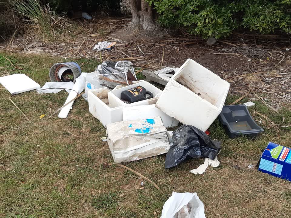 The photograph attached to this rubbish/recycling report