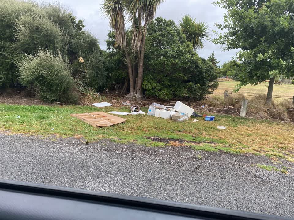 The photograph attached to this rubbish/recycling report