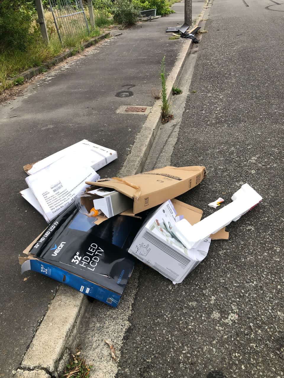 The photograph attached to this rubbish/recycling report