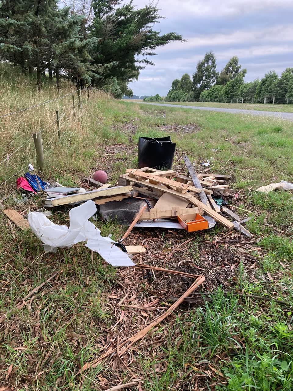 The photograph attached to this rubbish/recycling report