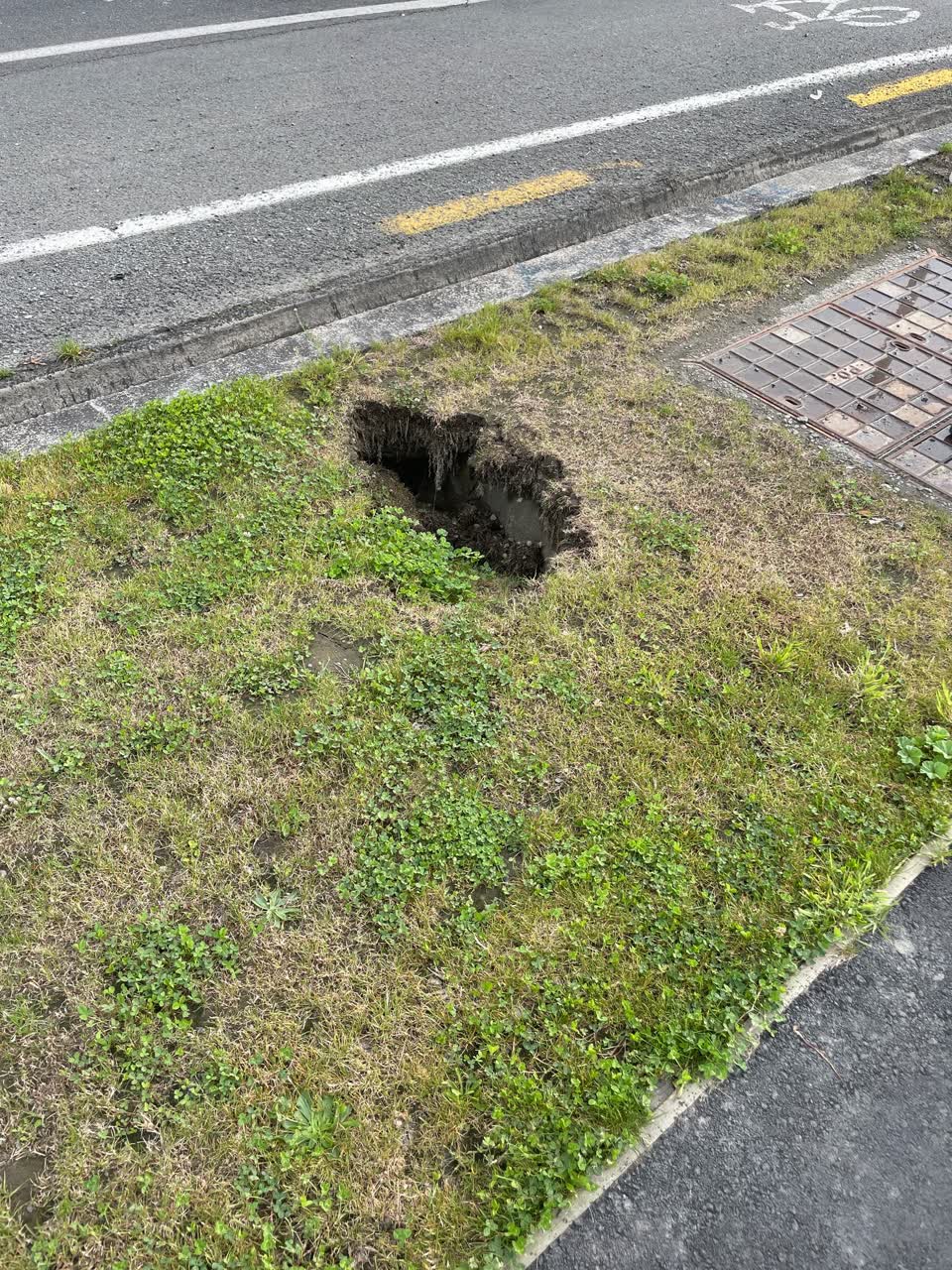 The photograph attached to this roading/streets report