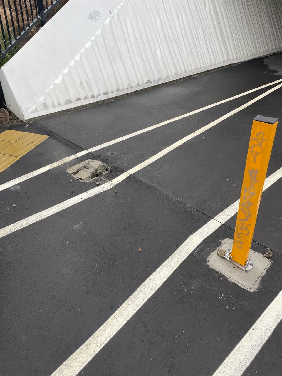 The photograph attached to this roading/streets report
