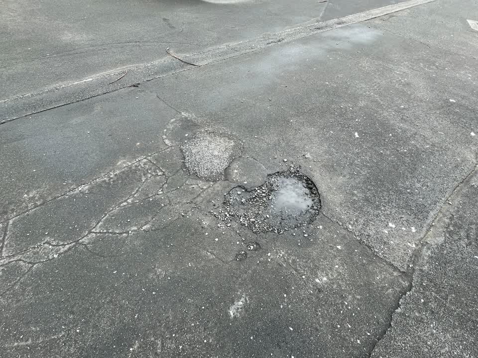 The photograph attached to this roading/streets report