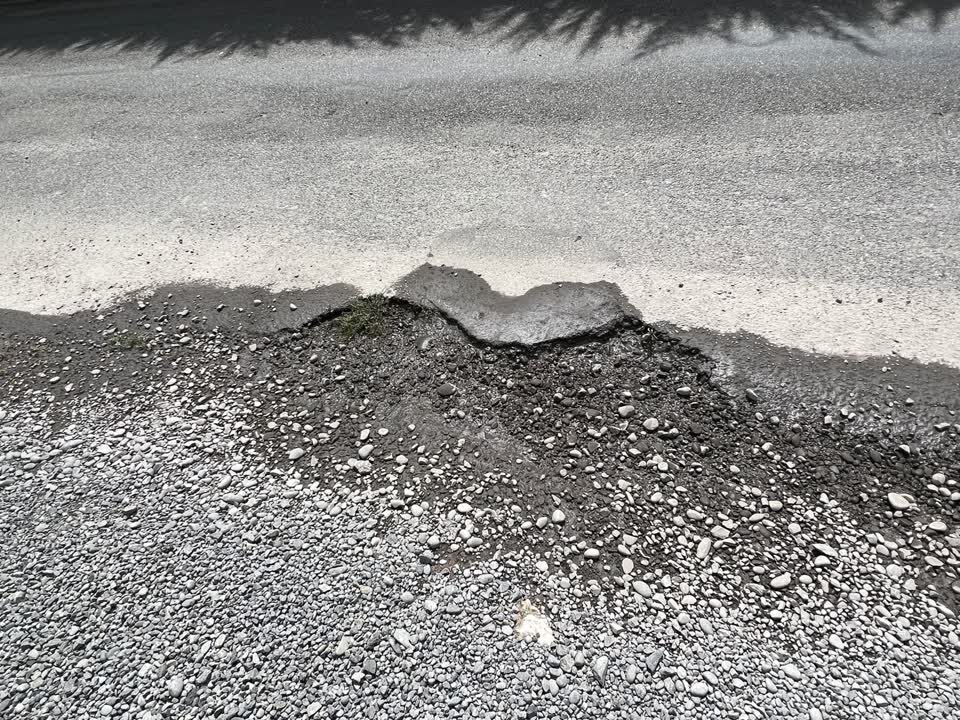 The photograph attached to this roading/streets report