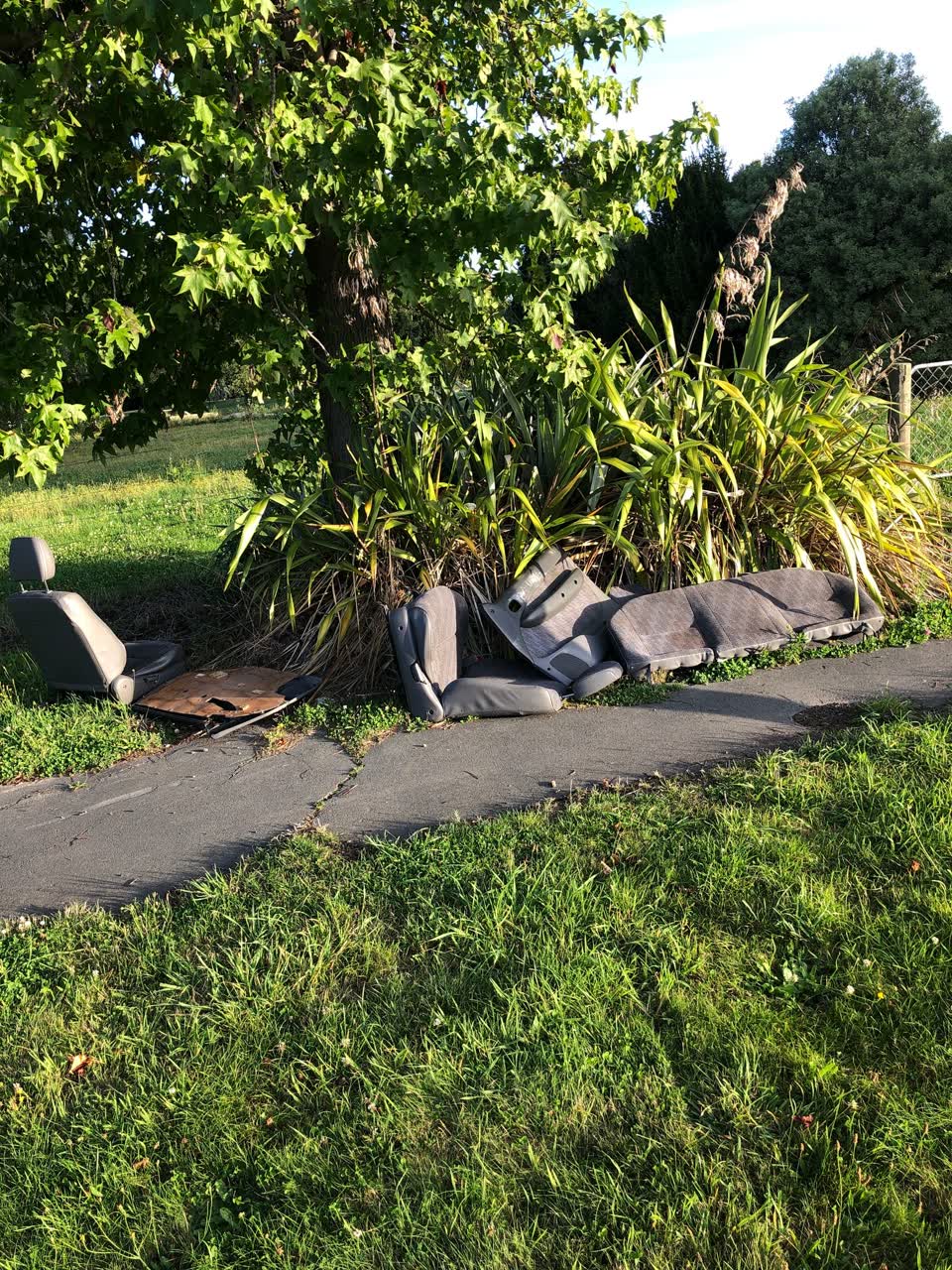 The photograph attached to this rubbish/recycling report