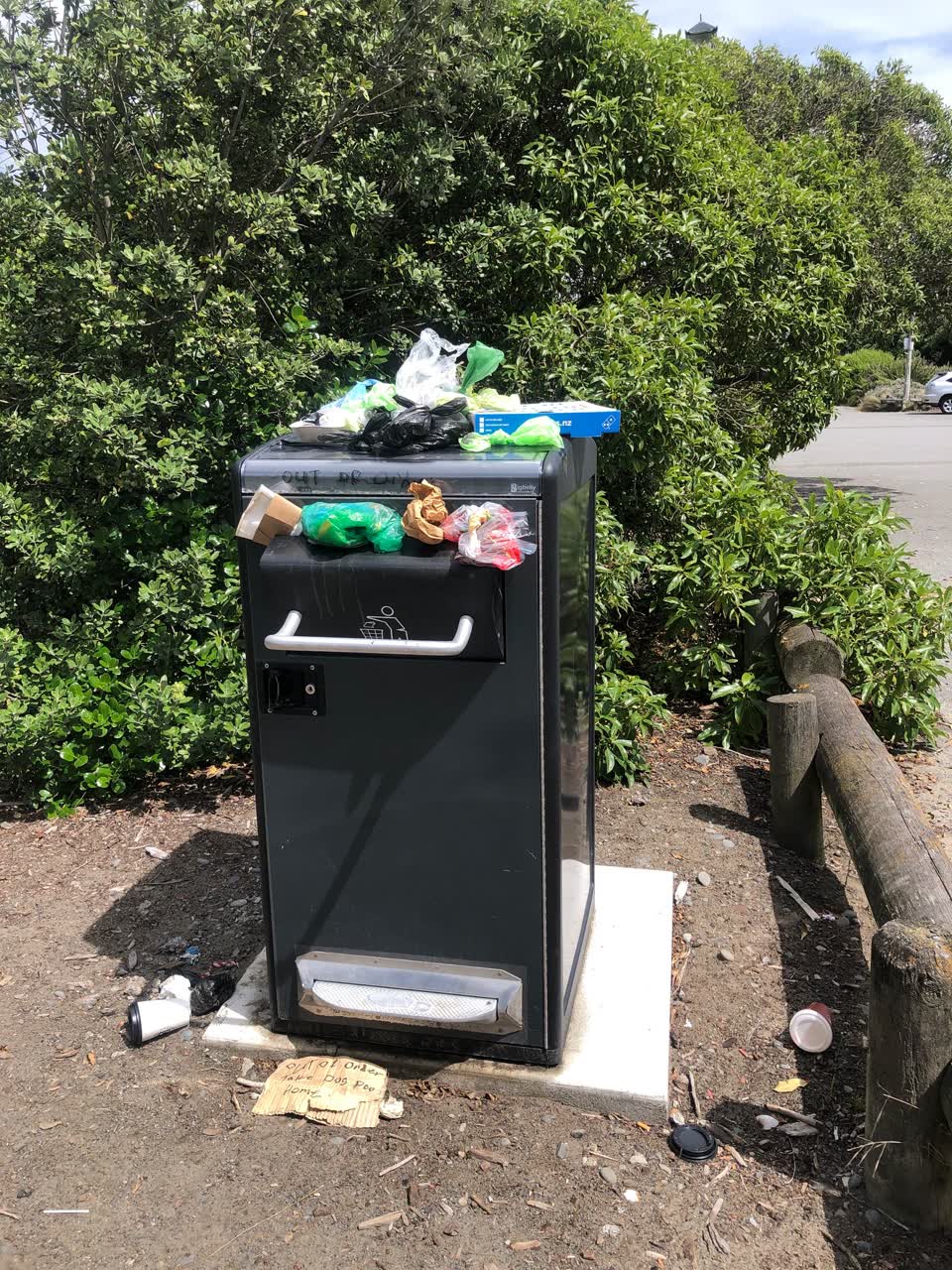 The photograph attached to this rubbish/recycling report