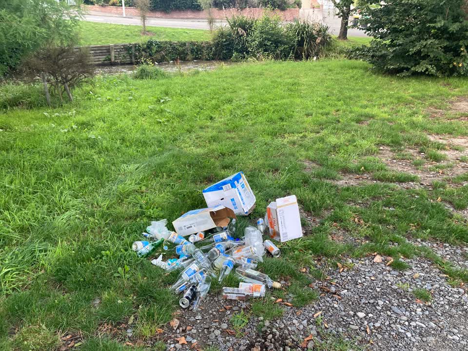 The photograph attached to this rubbish/recycling report