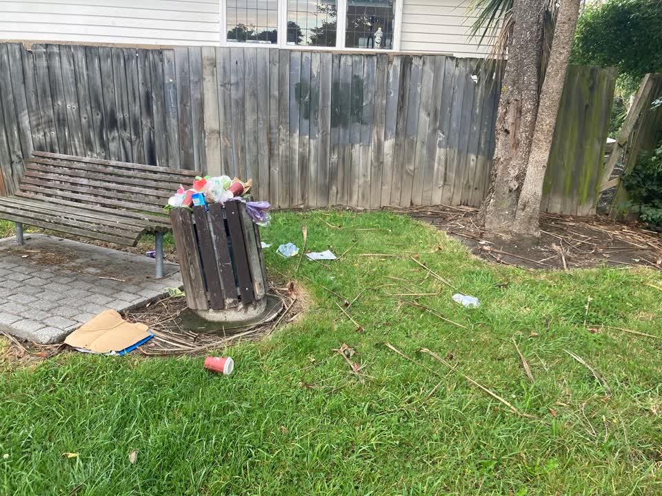 The photograph attached to this rubbish/recycling report