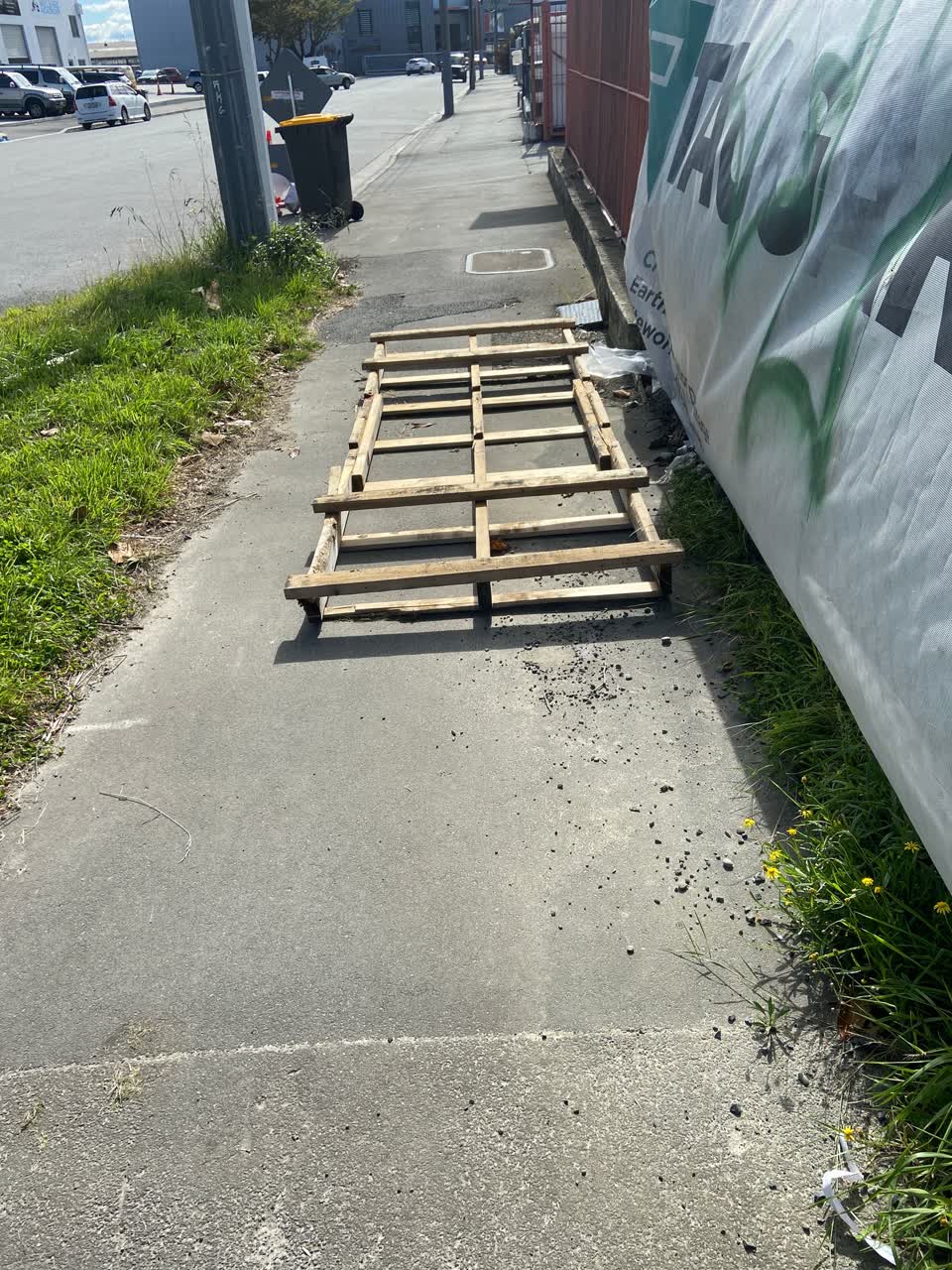 The photograph attached to this rubbish/recycling report