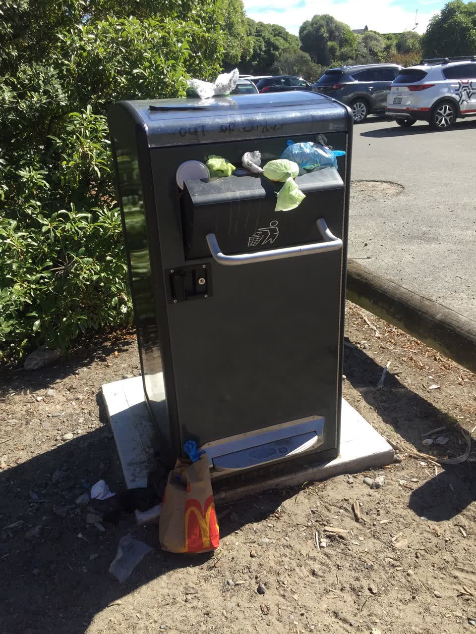 The photograph attached to this rubbish/recycling report