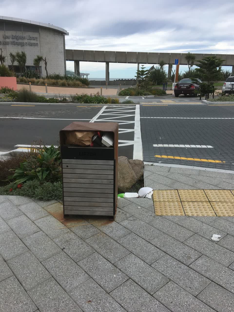 The photograph attached to this rubbish/recycling report