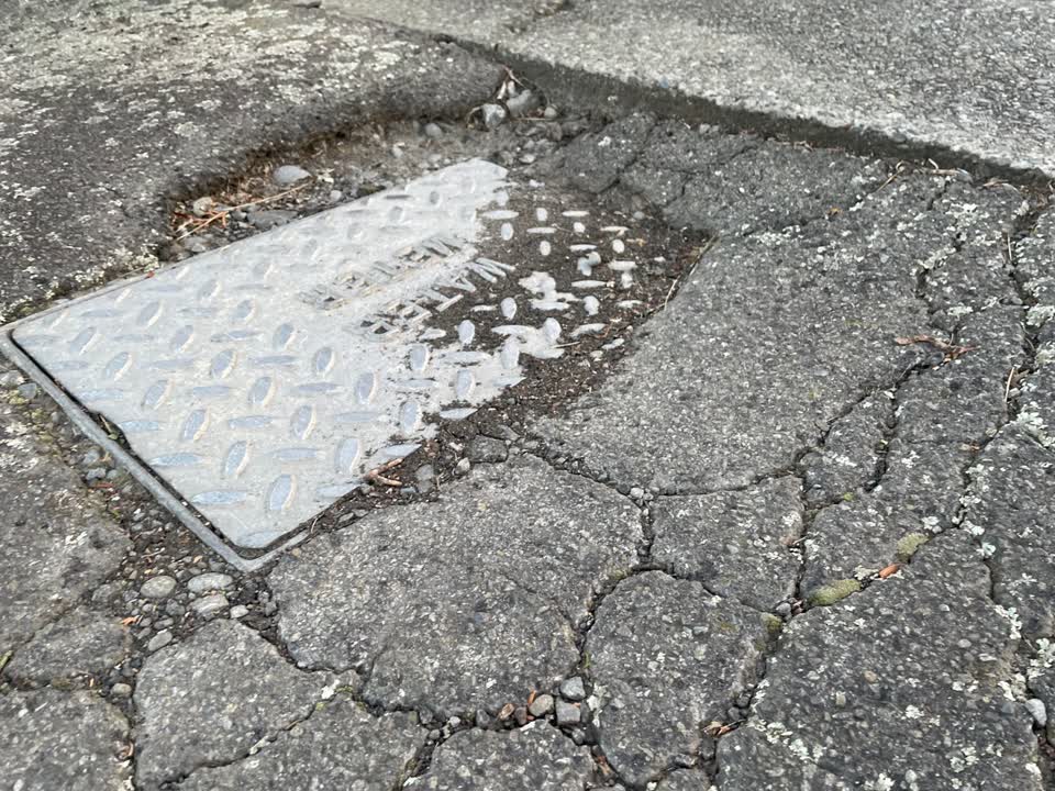 The photograph attached to this roading/streets report