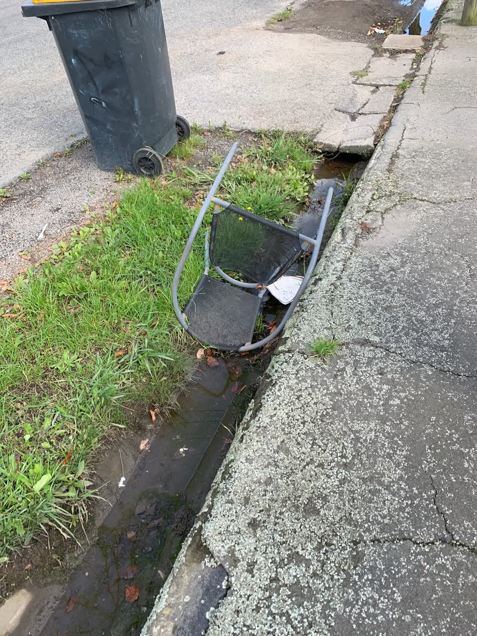 The photograph attached to this rubbish/recycling report