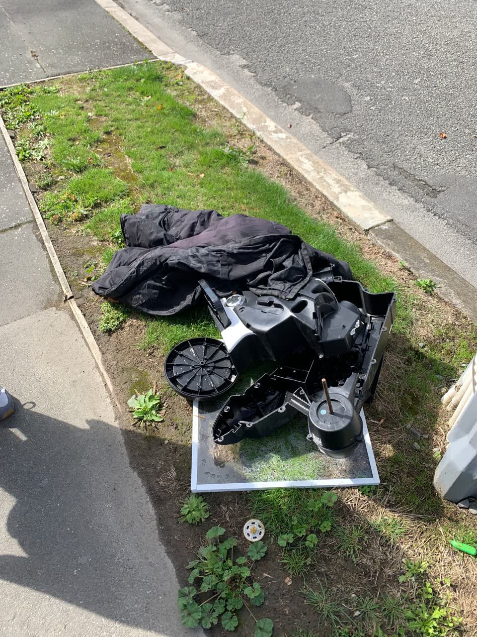The photograph attached to this rubbish/recycling report