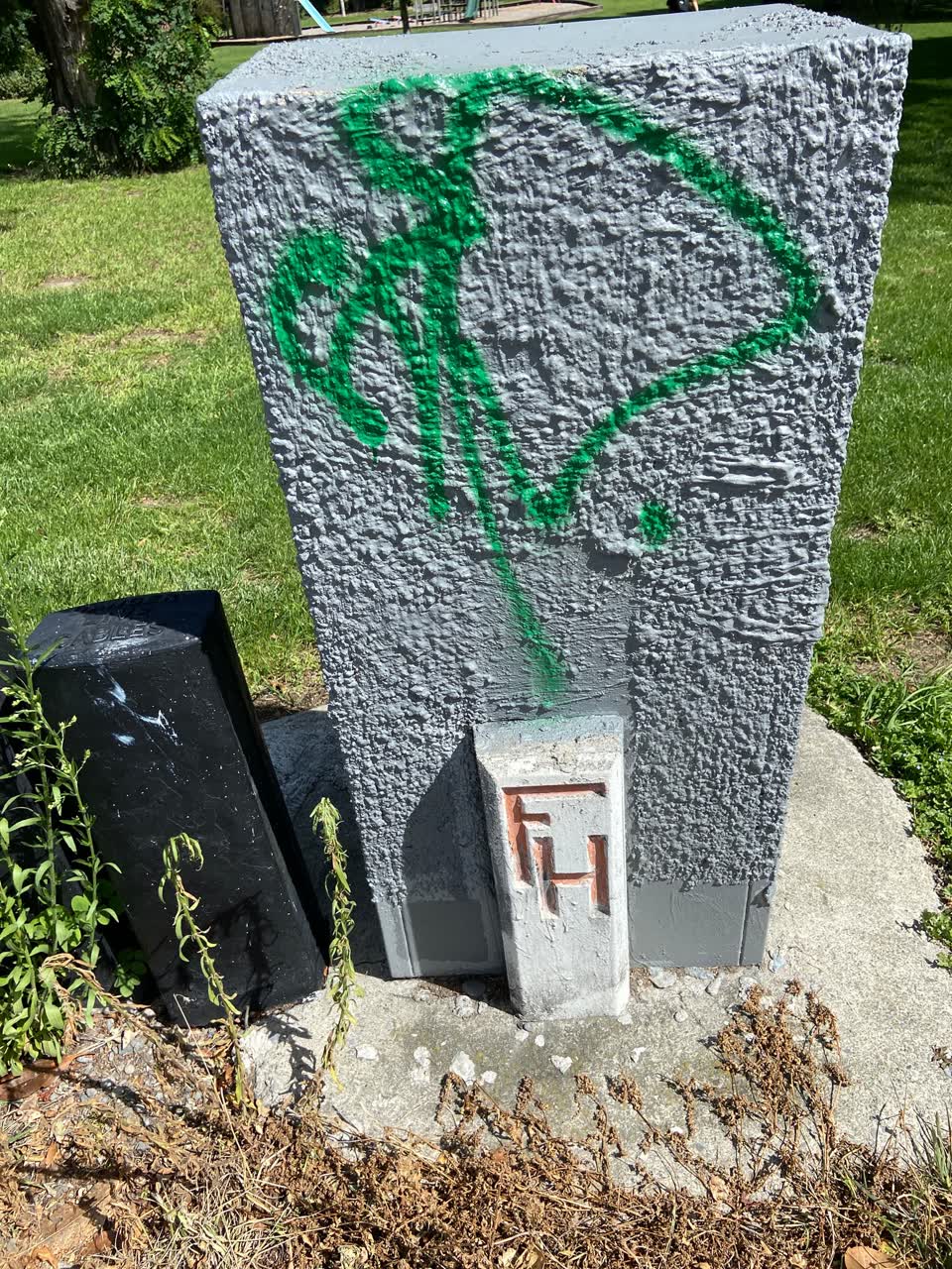 The photograph attached to this graffiti report