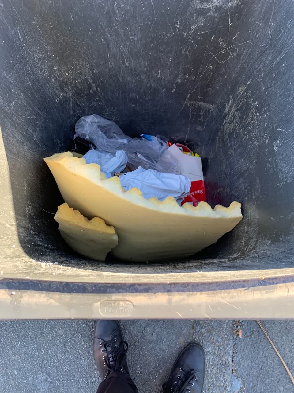 The photograph attached to this rubbish/recycling report