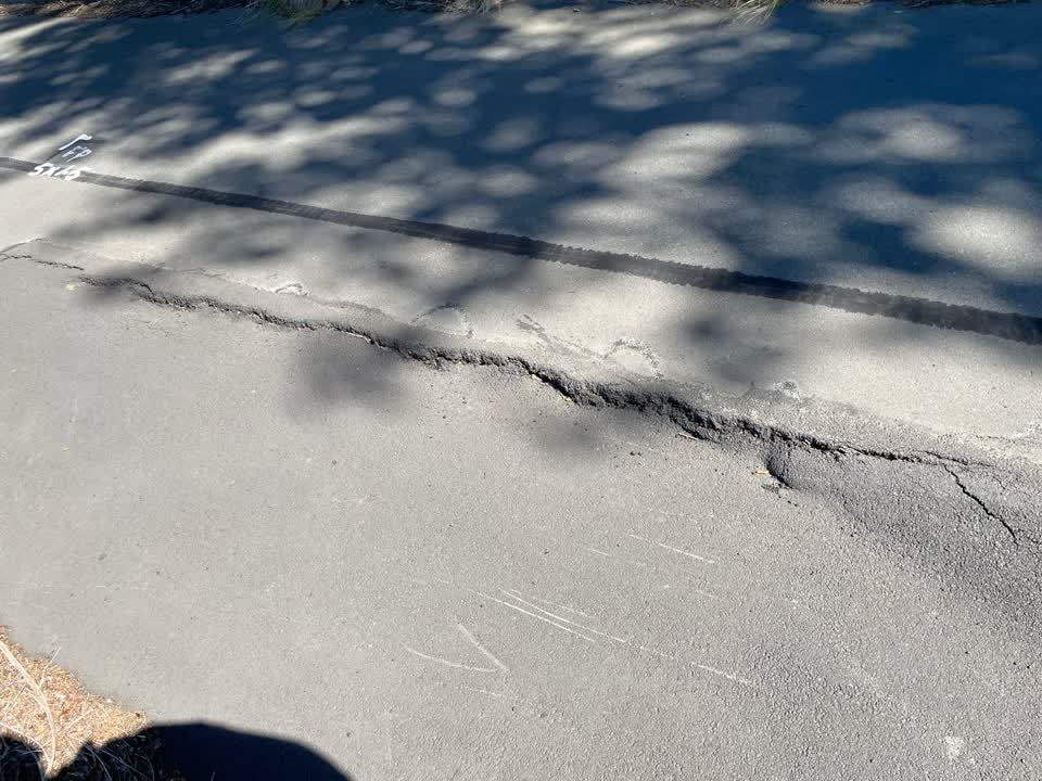 The photograph attached to this roading/streets report
