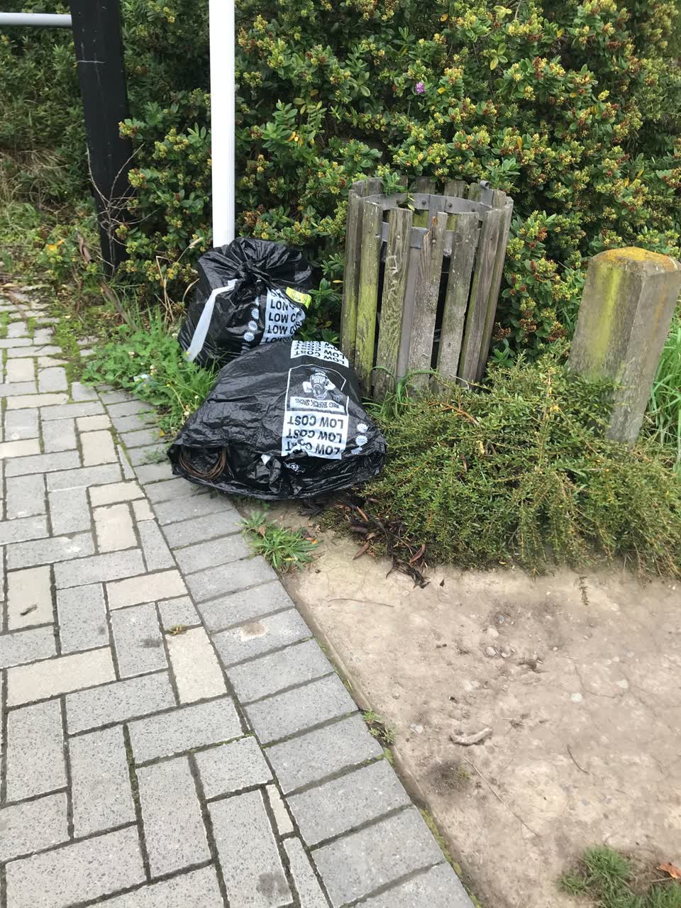 The photograph attached to this rubbish/recycling report
