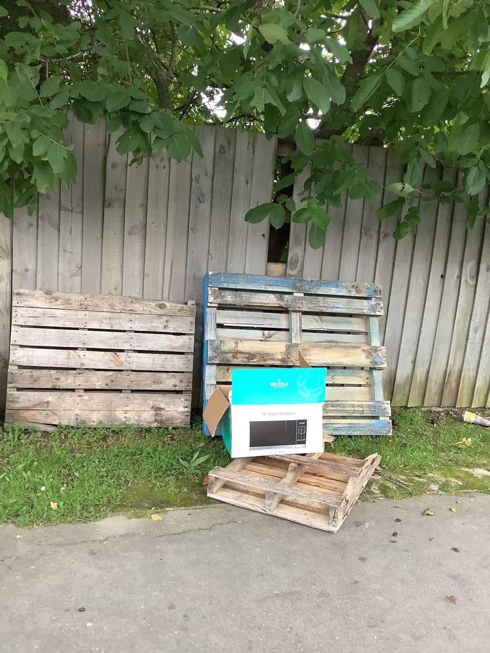 The photograph attached to this rubbish/recycling report
