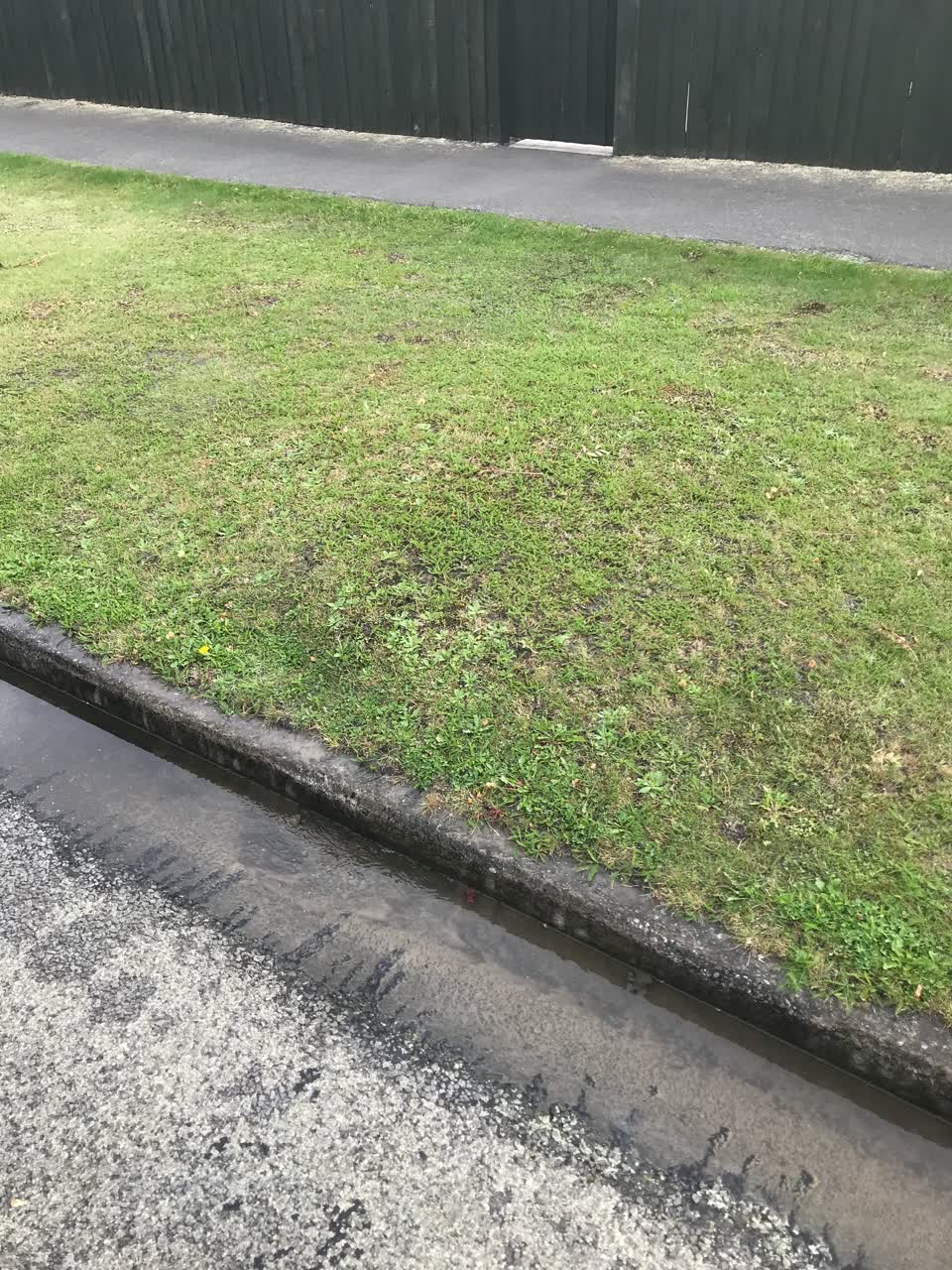 The photograph attached to this sewer - leak / blockage report