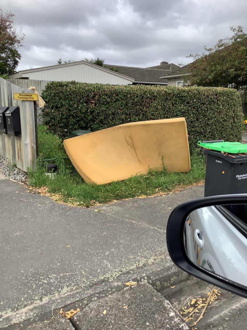 The photograph attached to this rubbish/recycling report
