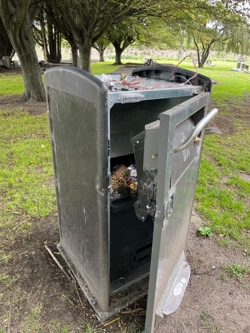 The photograph attached to this rubbish/recycling report