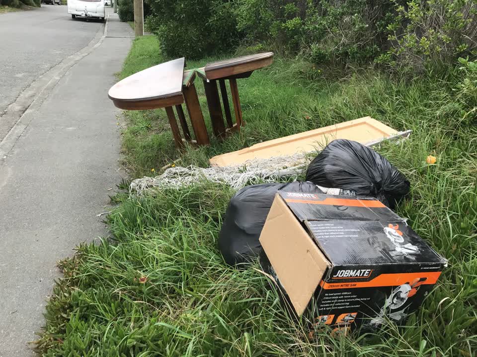 The photograph attached to this rubbish/recycling report