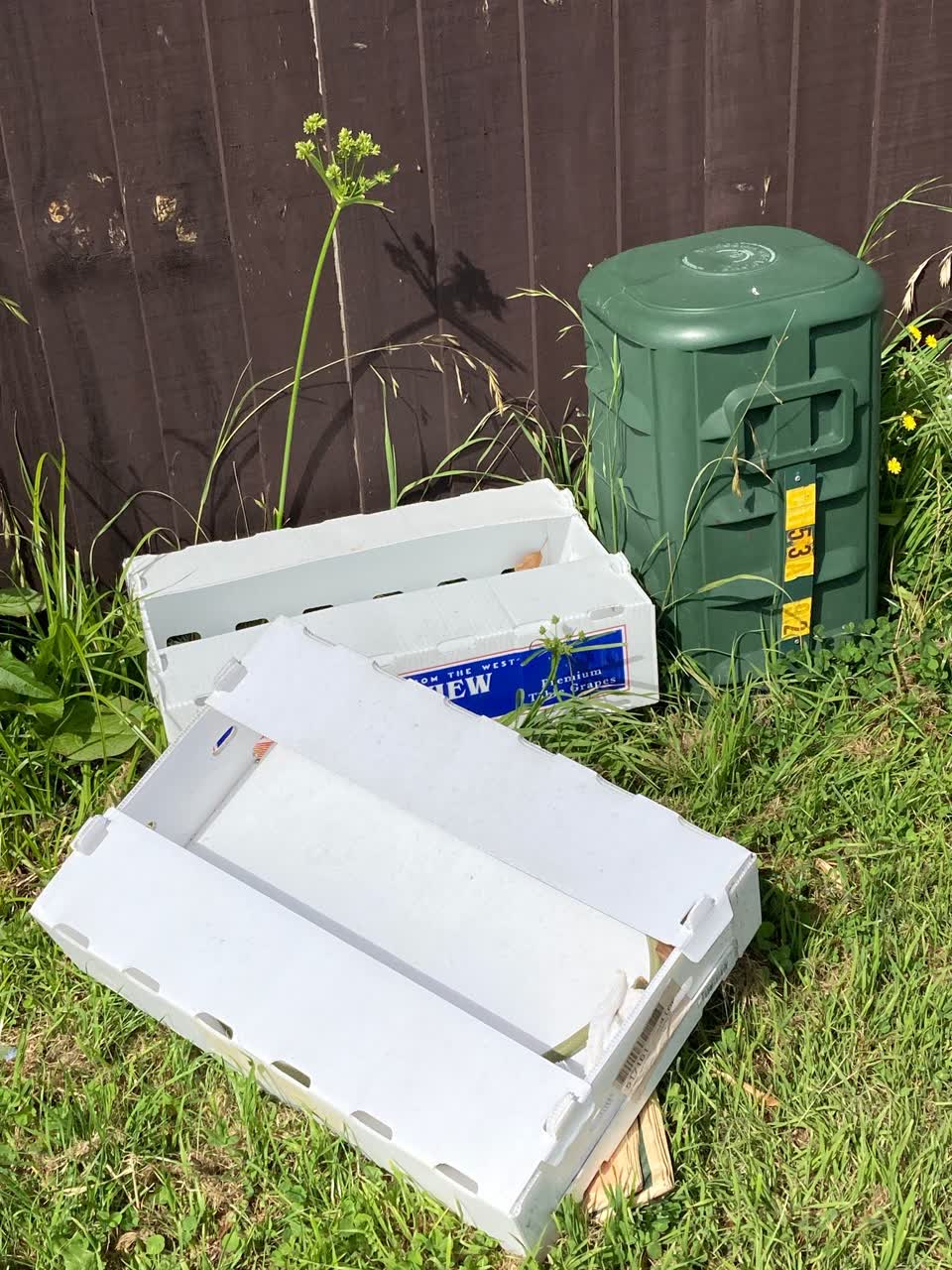 The photograph attached to this rubbish/recycling report