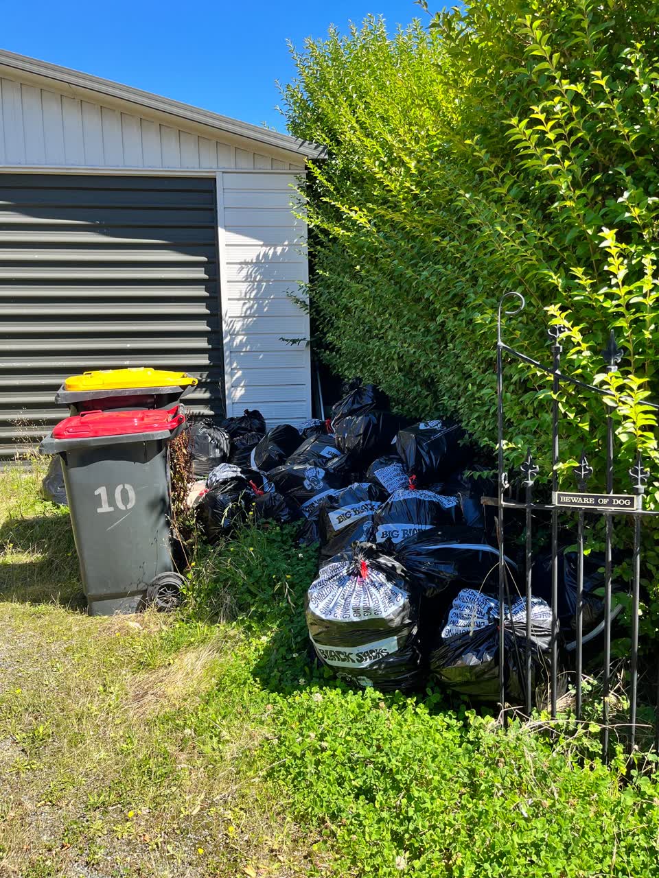 The photograph attached to this rubbish/recycling report